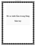 Bé sơ sinh lằm trong lòng bàn tay