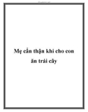 Mẹ cẩn thận khi cho con ăn trái cây